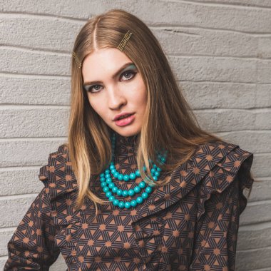 Milan, İtalya - 24 Eylül: Güzel model teşkil etmektedir backstage Atsushi Nakashima göstermeden önce üzerinde 24 Eylül 2018 Milan kadın moda haftası sırasında Milan'da sadece.