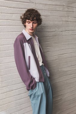 Milan, İtalya - 24 Eylül: Güzel model teşkil etmektedir backstage Atsushi Nakashima göstermeden önce üzerinde 24 Eylül 2018 Milan kadın moda haftası sırasında Milan'da sadece.