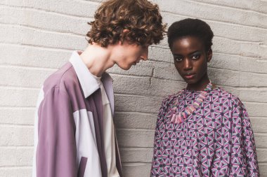 Milan, İtalya - 24 Eylül: Güzel modelleri poz backstage Atsushi Nakashima göstermeden önce üzerinde 24 Eylül 2018 Milan kadın moda haftası sırasında Milan'da sadece.