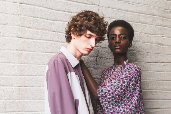 Milan, İtalya - 24 Eylül: Güzel modelleri poz backstage Atsushi Nakashima göstermeden önce üzerinde 24 Eylül 2018 Milan kadın moda haftası sırasında Milan'da sadece.