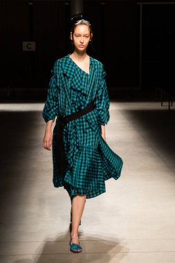 Milan, İtalya - 24 Eylül: Chika Kisada göstermeden önce üzerinde 24 Eylül 2018 Milan kadın moda haftası sırasında Milan'da güzel model prova vardır.