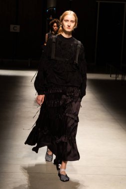 Milan, İtalya - 24 Eylül: Chika Kisada göstermeden önce üzerinde 24 Eylül 2018 Milan kadın moda haftası sırasında Milan'da güzel model prova vardır.