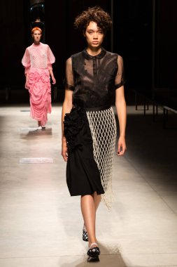 Milan, İtalya - 24 Eylül: Chika Kisada göstermeden önce üzerinde 24 Eylül 2018 Milan kadın moda haftası sırasında Milan'da güzel model prova vardır.