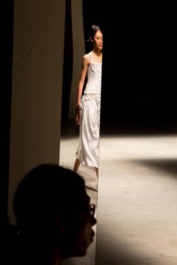 Milan, İtalya - 24 Eylül: Chika Kisada göstermeden önce üzerinde 24 Eylül 2018 Milan kadın moda haftası sırasında Milan'da güzel model prova vardır.