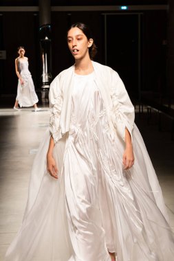 Milan, İtalya - 24 Eylül: Chika Kisada göstermeden önce üzerinde 24 Eylül 2018 Milan kadın moda haftası sırasında Milan'da güzel model prova vardır.