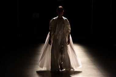 Milan, İtalya - 24 Eylül: Chika Kisada göstermeden önce üzerinde 24 Eylül 2018 Milan kadın moda haftası sırasında Milan'da güzel model prova vardır.