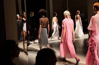 Milan, İtalya - 24 Eylül: Chika Kisada göstermeden önce üzerinde 24 Eylül 2018 Milan kadın moda haftası sırasında Milan'da güzel modelleri prova var.