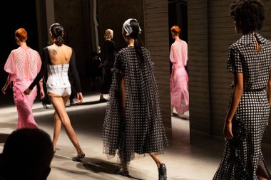 Milan, İtalya - 24 Eylül: Chika Kisada göstermeden önce üzerinde 24 Eylül 2018 Milan kadın moda haftası sırasında Milan'da güzel modelleri prova var.