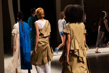 Milan, İtalya - 24 Eylül: Chika Kisada göstermeden önce üzerinde 24 Eylül 2018 Milan kadın moda haftası sırasında Milan'da güzel modelleri prova var.