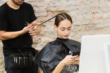 Milan, İtalya - 24 Eylül: Güzel model yapmak kadar kulis içinde görülür hemen önce üzerinde 24 Eylül 2018 Milan kadın moda haftası sırasında Chika Kisada gösterisinde Milan.