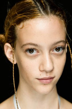 Milan, İtalya - 24 Eylül: Güzel model teşkil etmektedir backstage Chika Kisada göstermeden önce üzerinde 24 Eylül 2018 Milan kadın moda haftası sırasında Milan'da sadece.