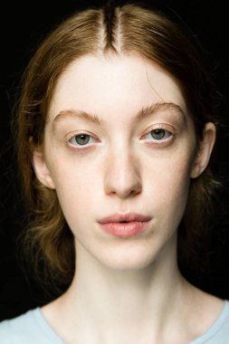 Milan, İtalya - 24 Eylül: Güzel model teşkil etmektedir backstage Chika Kisada göstermeden önce üzerinde 24 Eylül 2018 Milan kadın moda haftası sırasında Milan'da sadece.