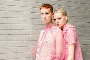 Milan, İtalya - 24 Eylül: Güzel modelleri poz backstage Chika Kisada göstermeden önce üzerinde 24 Eylül 2018 Milan kadın moda haftası sırasında Milan'da sadece.