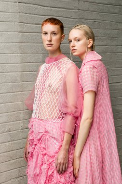 Milan, İtalya - 24 Eylül: Güzel modelleri poz backstage Chika Kisada göstermeden önce üzerinde 24 Eylül 2018 Milan kadın moda haftası sırasında Milan'da sadece.