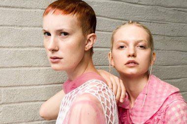 Milan, İtalya - 24 Eylül: Güzel modelleri poz backstage Chika Kisada göstermeden önce üzerinde 24 Eylül 2018 Milan kadın moda haftası sırasında Milan'da sadece.