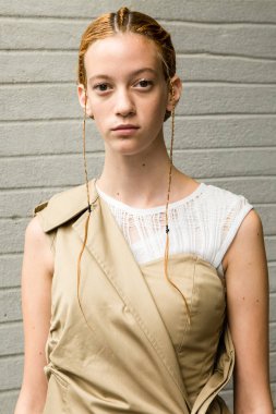 Milan, İtalya - 24 Eylül: Güzel model teşkil etmektedir backstage Chika Kisada göstermeden önce üzerinde 24 Eylül 2018 Milan kadın moda haftası sırasında Milan'da sadece.