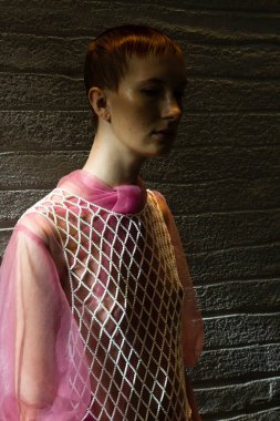 Milan, İtalya - 24 Eylül: Güzel model teşkil etmektedir backstage Chika Kisada göstermeden önce üzerinde 24 Eylül 2018 Milan kadın moda haftası sırasında Milan'da sadece.