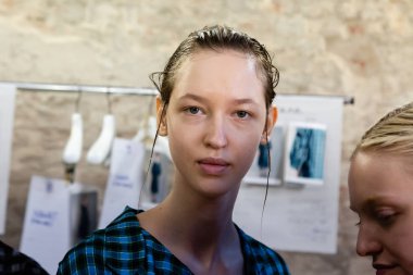 Milan, İtalya - 24 Eylül: Güzel model teşkil etmektedir backstage Chika Kisada göstermeden önce üzerinde 24 Eylül 2018 Milan kadın moda haftası sırasında Milan'da sadece.