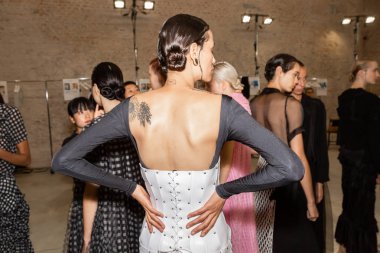 Milan, İtalya - 24 Eylül: Güzel model teşkil etmektedir backstage Chika Kisada göstermeden önce üzerinde 24 Eylül 2018 Milan kadın moda haftası sırasında Milan'da sadece.