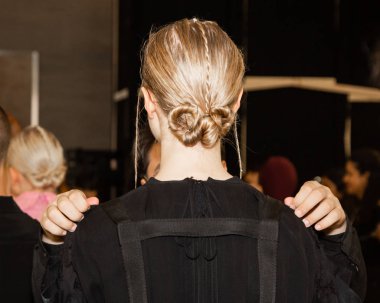 Milan, İtalya - 24 Eylül: Güzel model teşkil etmektedir backstage Chika Kisada göstermeden önce üzerinde 24 Eylül 2018 Milan kadın moda haftası sırasında Milan'da sadece.