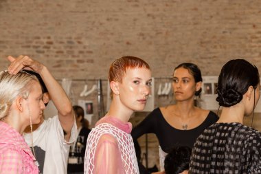 Milan, İtalya - 24 Eylül: Güzel modelleri poz backstage Chika Kisada göstermeden önce üzerinde 24 Eylül 2018 Milan kadın moda haftası sırasında Milan'da sadece.