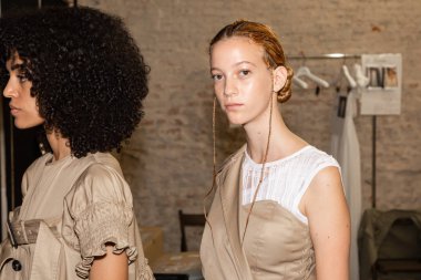Milan, İtalya - 24 Eylül: Güzel modelleri poz backstage Chika Kisada göstermeden önce üzerinde 24 Eylül 2018 Milan kadın moda haftası sırasında Milan'da sadece.