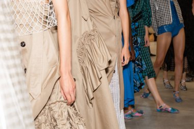 Milan, İtalya - 24 Eylül: Güzel modelleri poz backstage Chika Kisada göstermeden önce üzerinde 24 Eylül 2018 Milan kadın moda haftası sırasında Milan'da sadece.