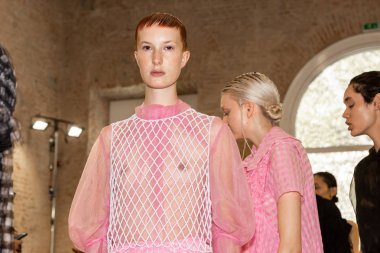 Milan, İtalya - 24 Eylül: Güzel model teşkil etmektedir backstage Chika Kisada göstermeden önce üzerinde 24 Eylül 2018 Milan kadın moda haftası sırasında Milan'da sadece.