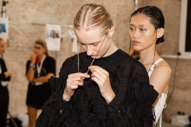 Milan, İtalya - 24 Eylül: Güzel model teşkil etmektedir backstage Chika Kisada göstermeden önce üzerinde 24 Eylül 2018 Milan kadın moda haftası sırasında Milan'da sadece.