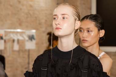 Milan, İtalya - 24 Eylül: Güzel model teşkil etmektedir backstage Chika Kisada göstermeden önce üzerinde 24 Eylül 2018 Milan kadın moda haftası sırasında Milan'da sadece.