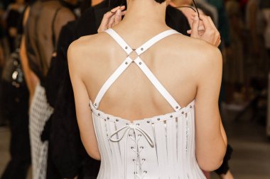 Milan, İtalya - 24 Eylül: Güzel model teşkil etmektedir backstage Chika Kisada göstermeden önce üzerinde 24 Eylül 2018 Milan kadın moda haftası sırasında Milan'da sadece.