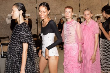 Milan, İtalya - 24 Eylül: Güzel modelleri poz backstage Chika Kisada göstermeden önce üzerinde 24 Eylül 2018 Milan kadın moda haftası sırasında Milan'da sadece.