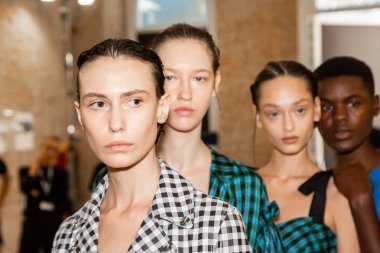 Milan, İtalya - 24 Eylül: Güzel modelleri poz backstage Chika Kisada göstermeden önce üzerinde 24 Eylül 2018 Milan kadın moda haftası sırasında Milan'da sadece.