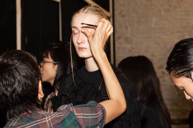 Milan, İtalya - 24 Eylül: Güzel model teşkil etmektedir backstage Chika Kisada göstermeden önce üzerinde 24 Eylül 2018 Milan kadın moda haftası sırasında Milan'da sadece.