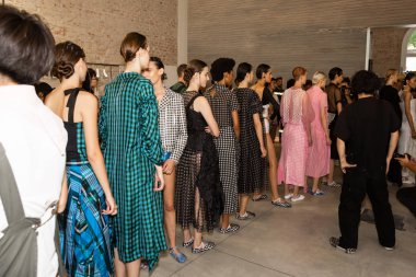 Milan, İtalya - 24 Eylül: Güzel modelleri poz backstage Chika Kisada göstermeden önce üzerinde 24 Eylül 2018 Milan kadın moda haftası sırasında Milan'da sadece.