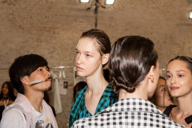 Milan, İtalya - 24 Eylül: Güzel model teşkil etmektedir backstage Chika Kisada göstermeden önce üzerinde 24 Eylül 2018 Milan kadın moda haftası sırasında Milan'da sadece.