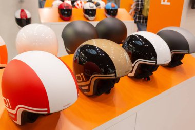 Milan, İtalya - 6 Kasım: Kask Eicma, 6 Kasım 2018 Milan Uluslararası Motosiklet Sergi Merkezi'nde sergilenen.