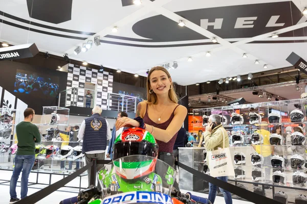 Milão Itália Novembro Belo Modelo Posa Eicma Exposição Internacional Motocicletas — Fotografia de Stock