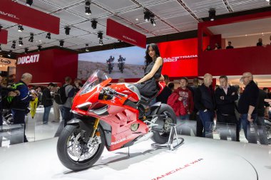 Milan, İtalya - 6 Kasım: Eicma, üzerinde 6 Kasım 2018 Uluslararası Motosiklet Fuarı Milano, güzel model pozlar.