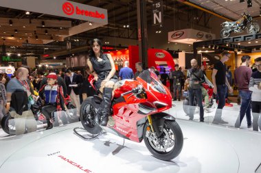 Milan, İtalya - 6 Kasım: Eicma, üzerinde 6 Kasım 2018 Uluslararası Motosiklet Fuarı Milano, güzel model pozlar.