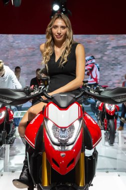 Milan, İtalya - 6 Kasım: Eicma, üzerinde 6 Kasım 2018 Uluslararası Motosiklet Fuarı Milano, güzel model pozlar.