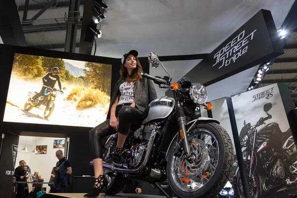 Milano Italien November Vackra Modell Poser Eicma Internationell Motorcykel Utställning — Stockfoto