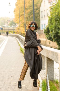 Bir kentsel bağlamda poz güzel genç Hintli kadın. Sokak moda ve stil.