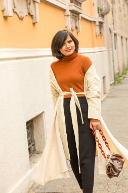 Bir kentsel bağlamda poz güzel genç Hintli kadın. Sokak moda ve stil.