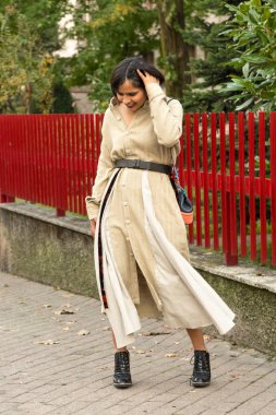 Bir kentsel bağlamda poz güzel genç Hintli kadın. Sokak moda ve stil.