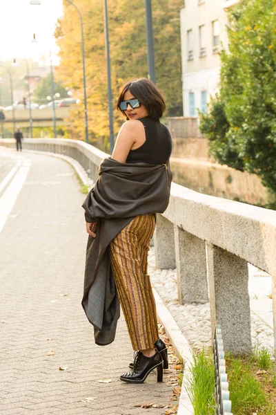 Beautiful Young Indian Woman Posing Urban Context Street Fashion Style — Stock Photo, Image