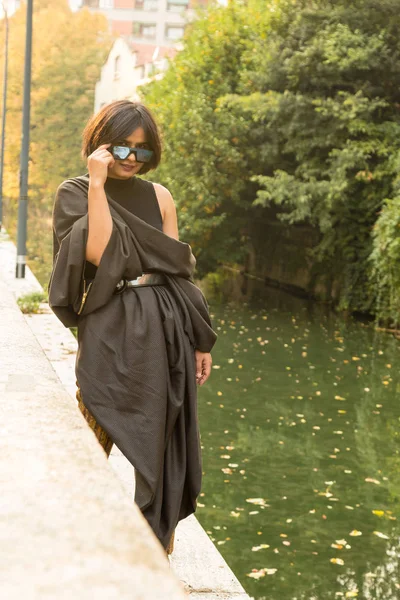 Vacker Ung Indisk Kvinna Poserar Stadsmiljö Street Mode Och Stil — Stockfoto