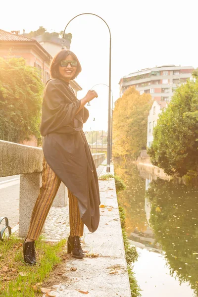 Vacker Ung Indisk Kvinna Poserar Stadsmiljö Street Mode Och Stil — Stockfoto