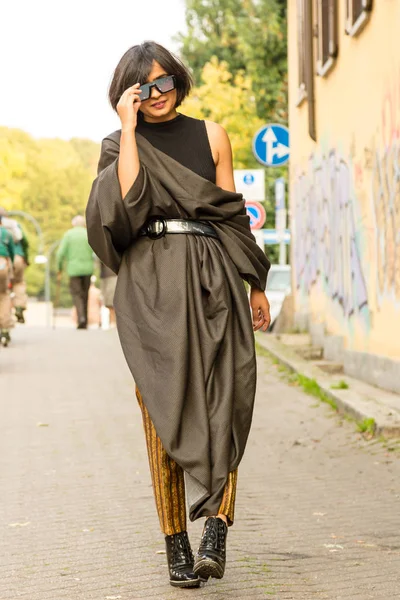 Vacker Ung Indisk Kvinna Poserar Stadsmiljö Street Mode Och Stil — Stockfoto