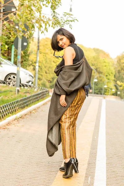 Красивая Молодая Индийская Женщина Позирует Городском Контексте Уличная Мода — стоковое фото